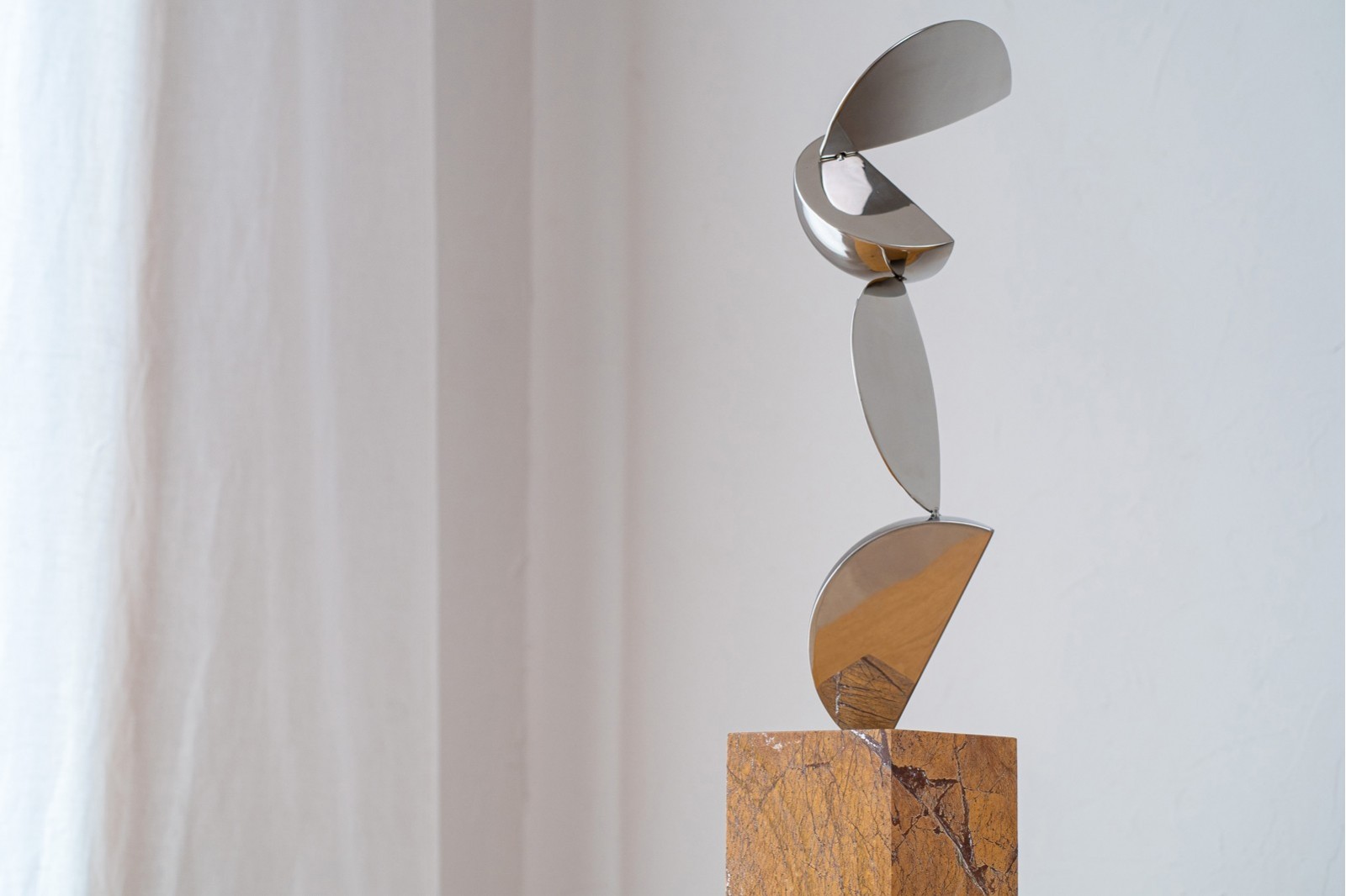 SCULPTURE MOUVEMENT. ACIER ET MARBRE