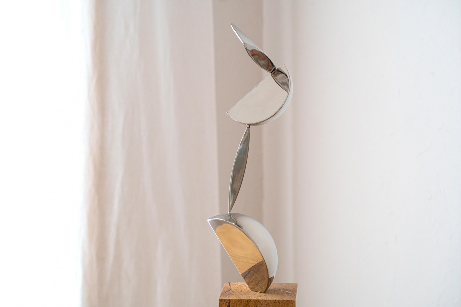 ESCULTURA MOVIMIENTO. ACERO Y MARMOL