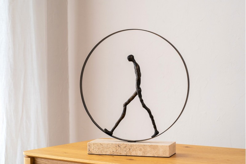 ESCULTURA CAMINANDO EN CIRCULO.METAL MAR