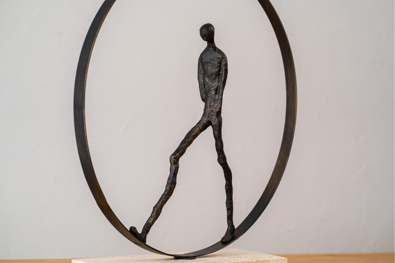 ESCULTURA CAMINANDO EN CIRCULO.METAL MAR