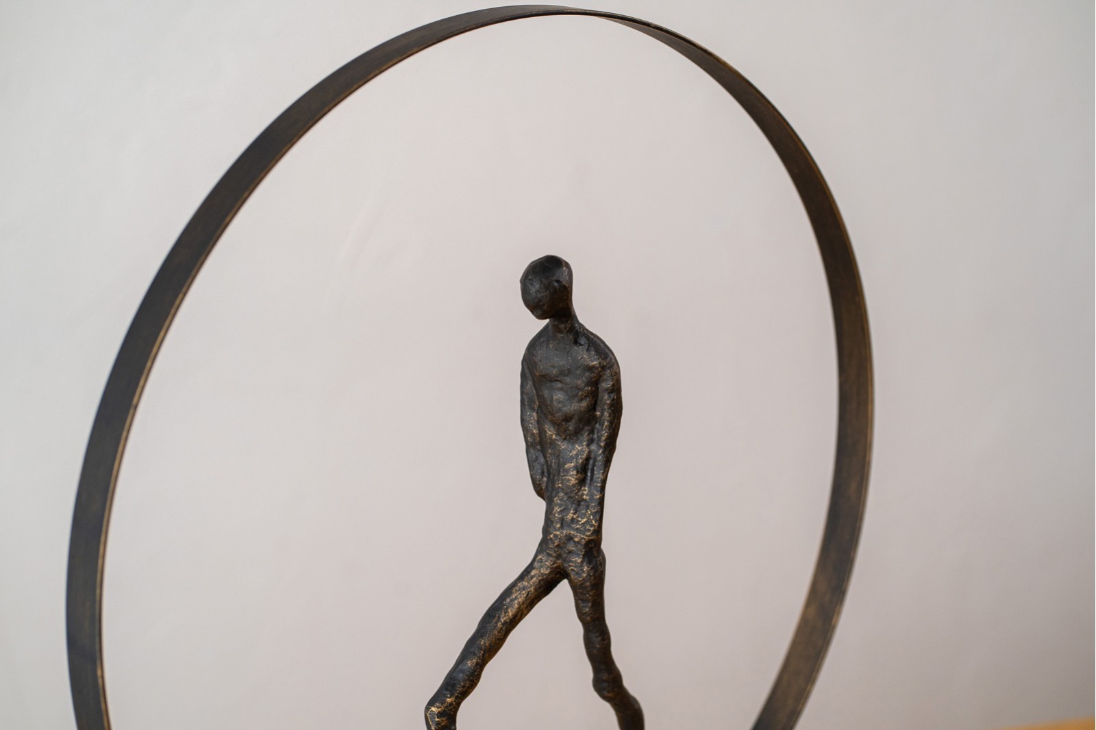 ESCULTURA CAMINANDO EN CIRCULO.METAL MAR