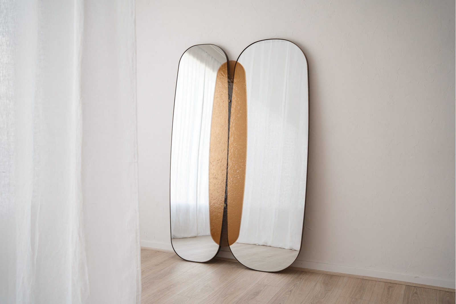 FLOOR MIRROR WITH AMBER GLASS