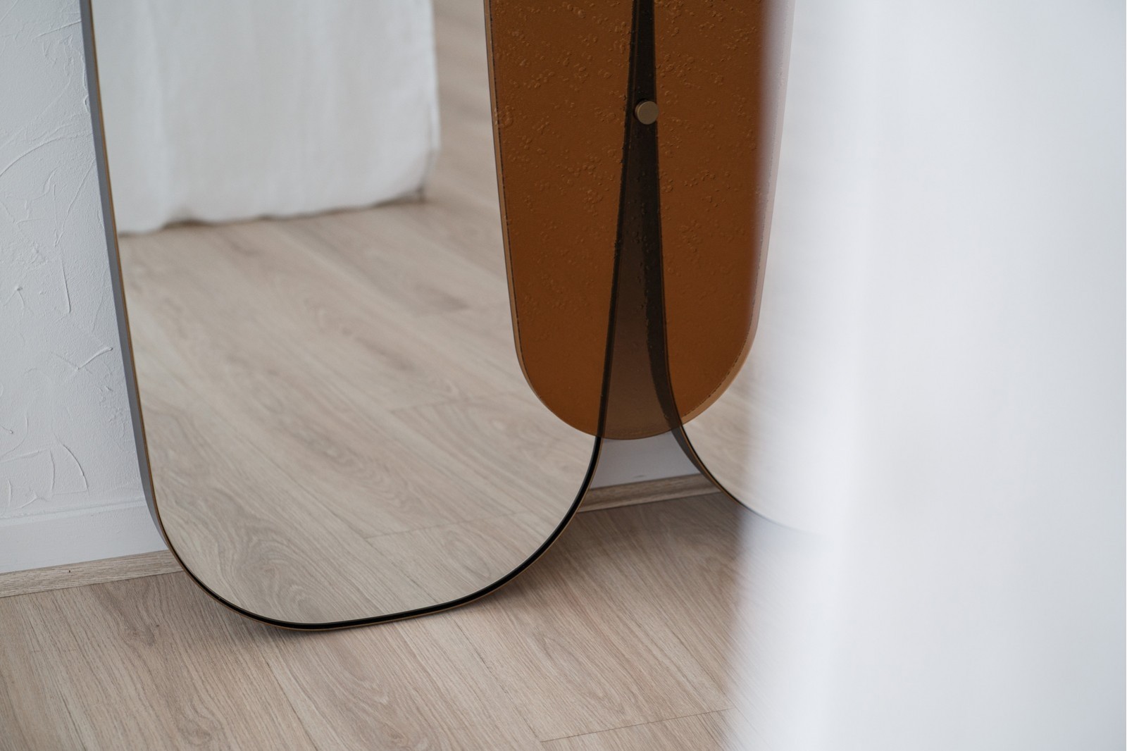 ESPEJO DE SUELO CON VIDRIO AMBAR.