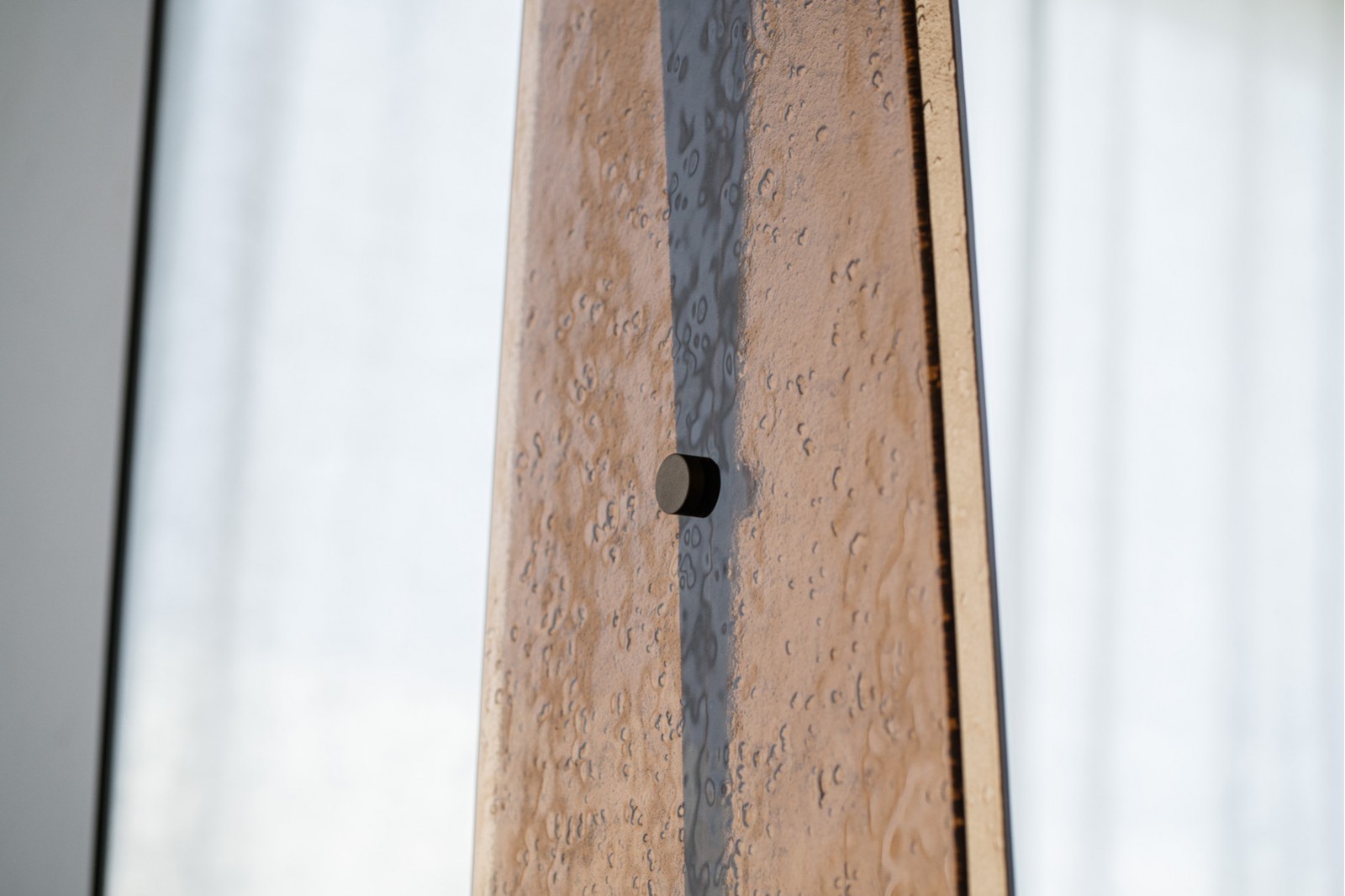 ESPEJO DE SUELO CON VIDRIO AMBAR.