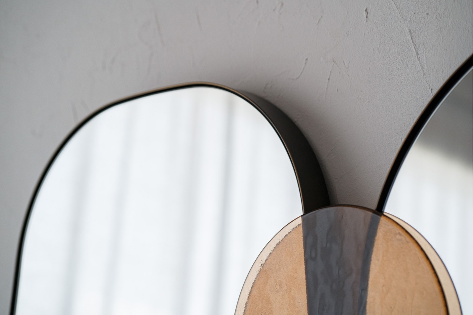 ESPEJO DE SUELO CON VIDRIO AMBAR.