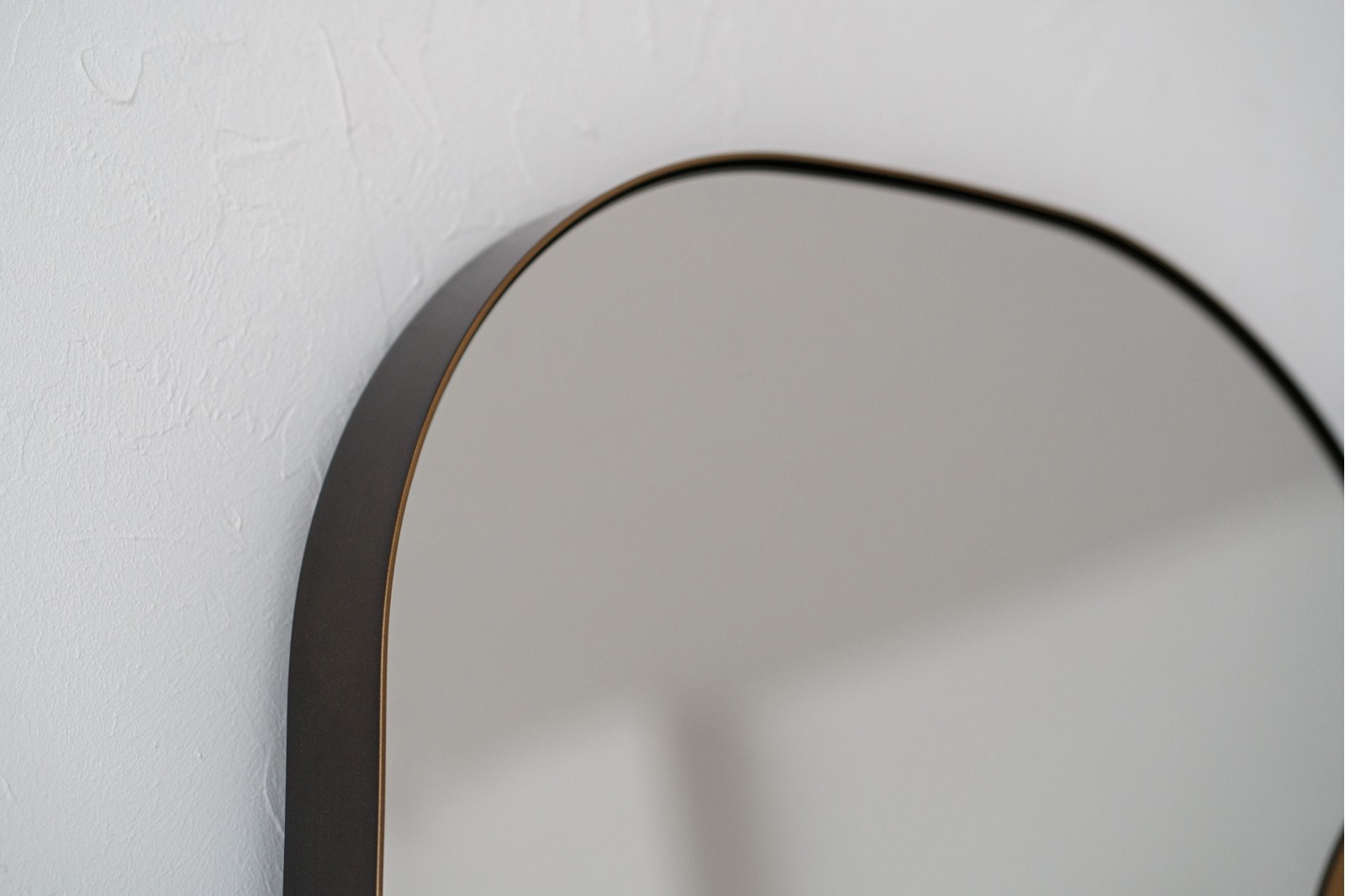 ESPEJO DE SUELO CON VIDRIO AMBAR.