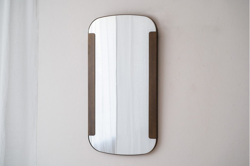 MIROIR MURAL RECTANGULAIRE. CADRE EN METAL