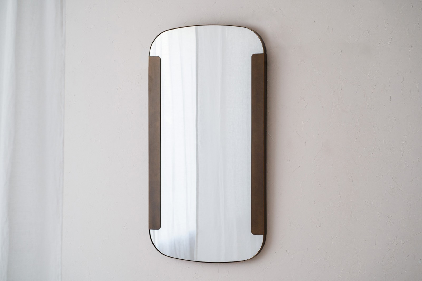 RECTANGULAR WALL MIRROR. METAL FRAME