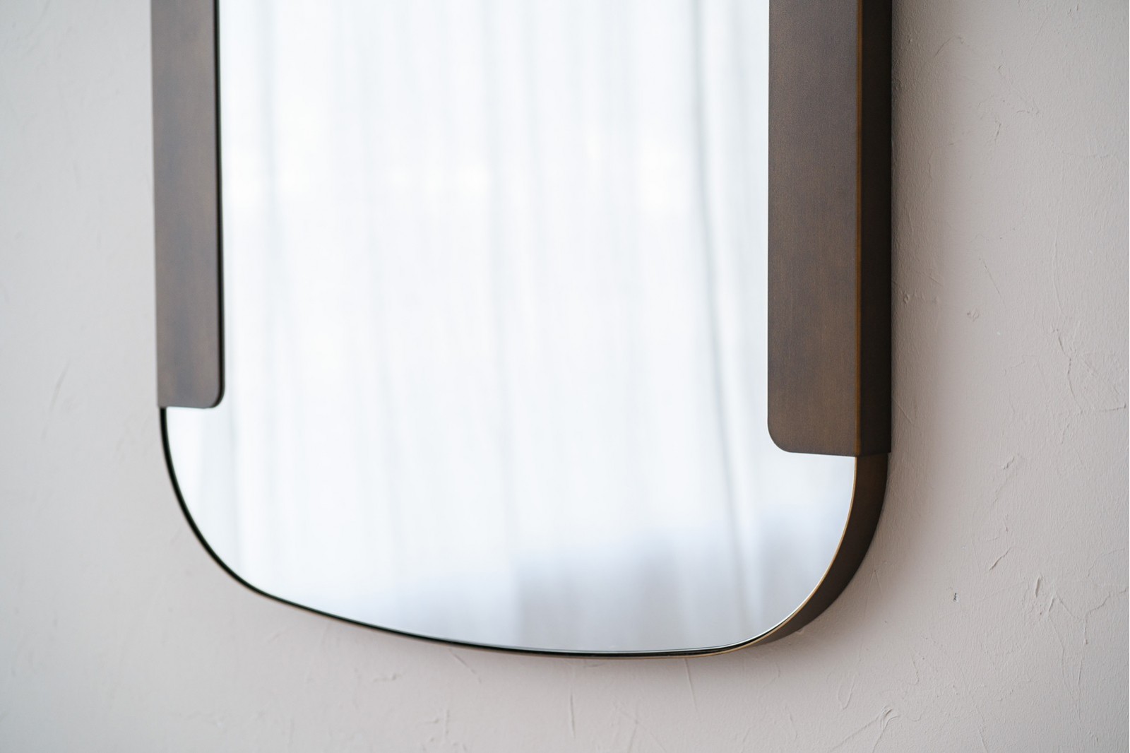 RECTANGULAR WALL MIRROR. METAL FRAME