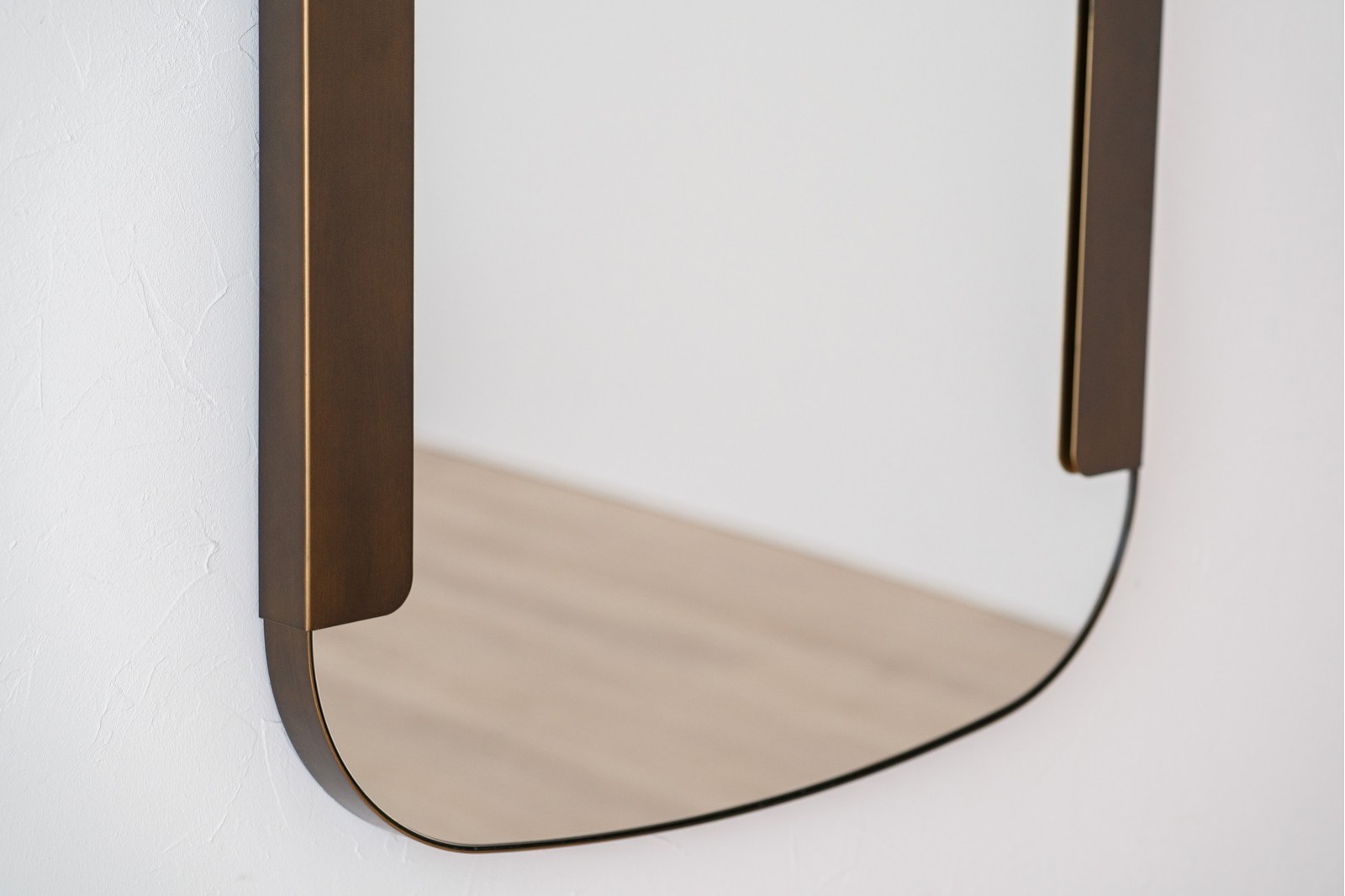 RECTANGULAR WALL MIRROR. METAL FRAME
