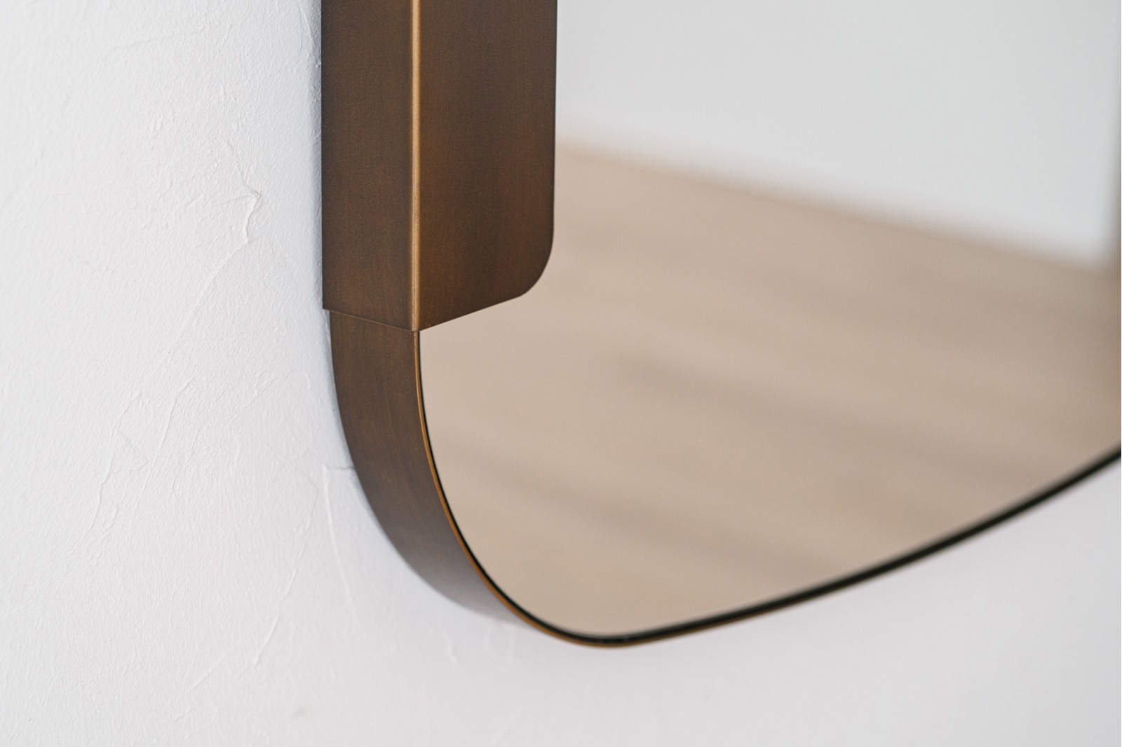 RECTANGULAR WALL MIRROR. METAL FRAME