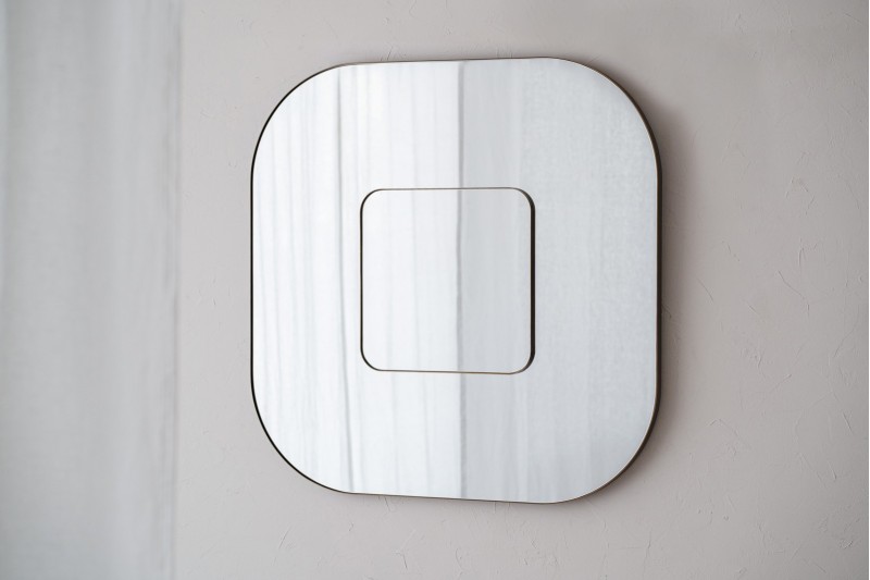 MIROIR MURAL CARRE. DOUBLE. CADRE METALLIQUE