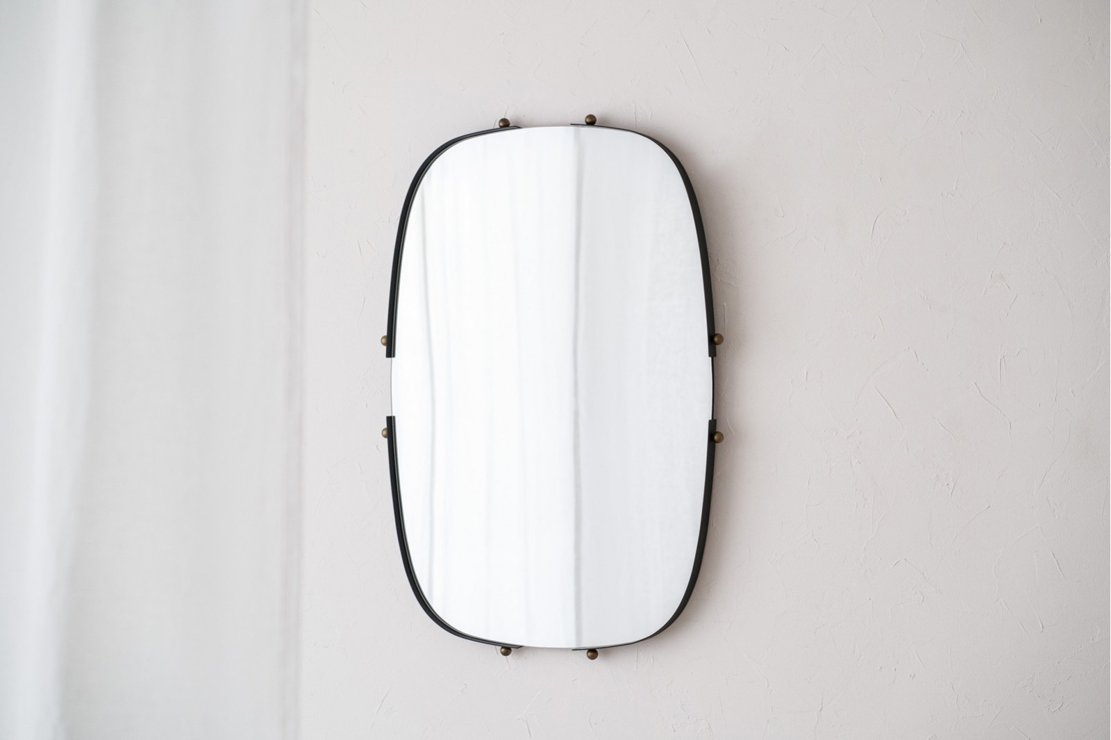 DECORATIVE WALL MIRROR. BLACK METAL