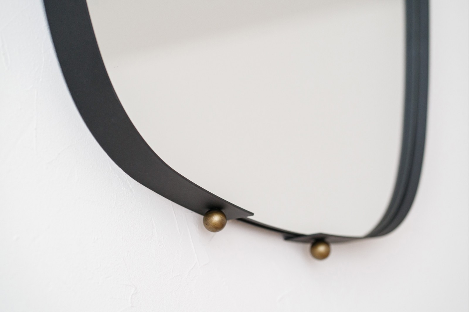 DECORATIVE WALL MIRROR. BLACK METAL