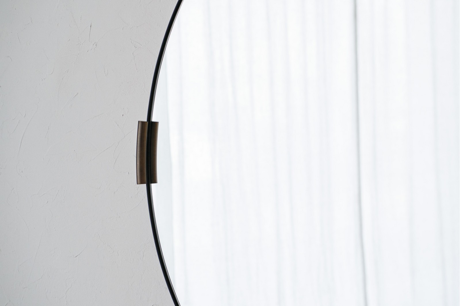 ESPEJO REDONDO DE PARED. METAL NEGRO