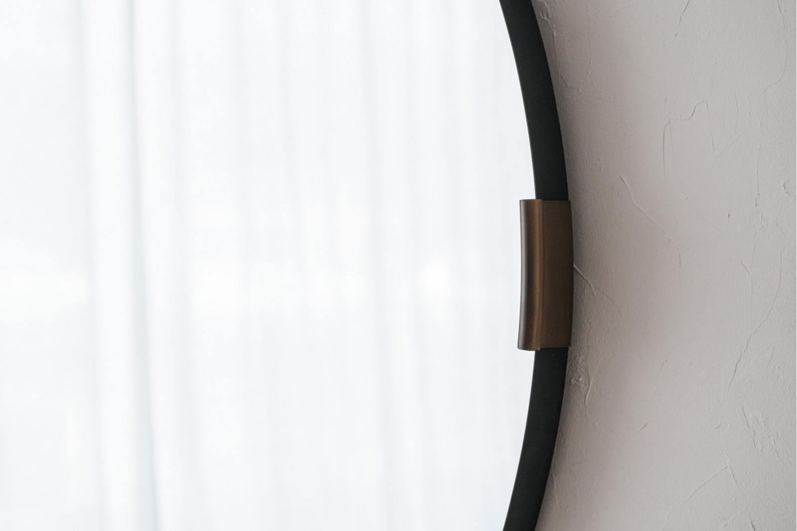 ESPEJO REDONDO DE PARED. METAL NEGRO