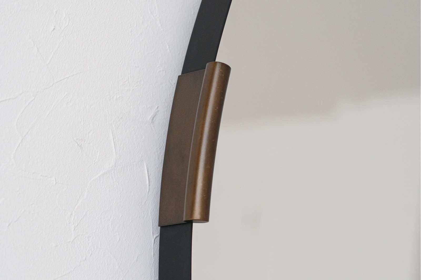 ESPEJO REDONDO DE PARED. METAL NEGRO