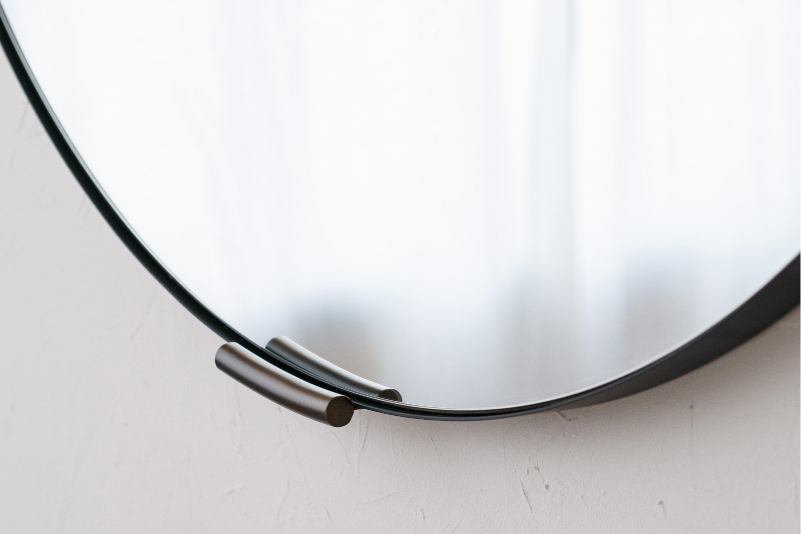 ESPEJO REDONDO DE PARED. METAL NEGRO