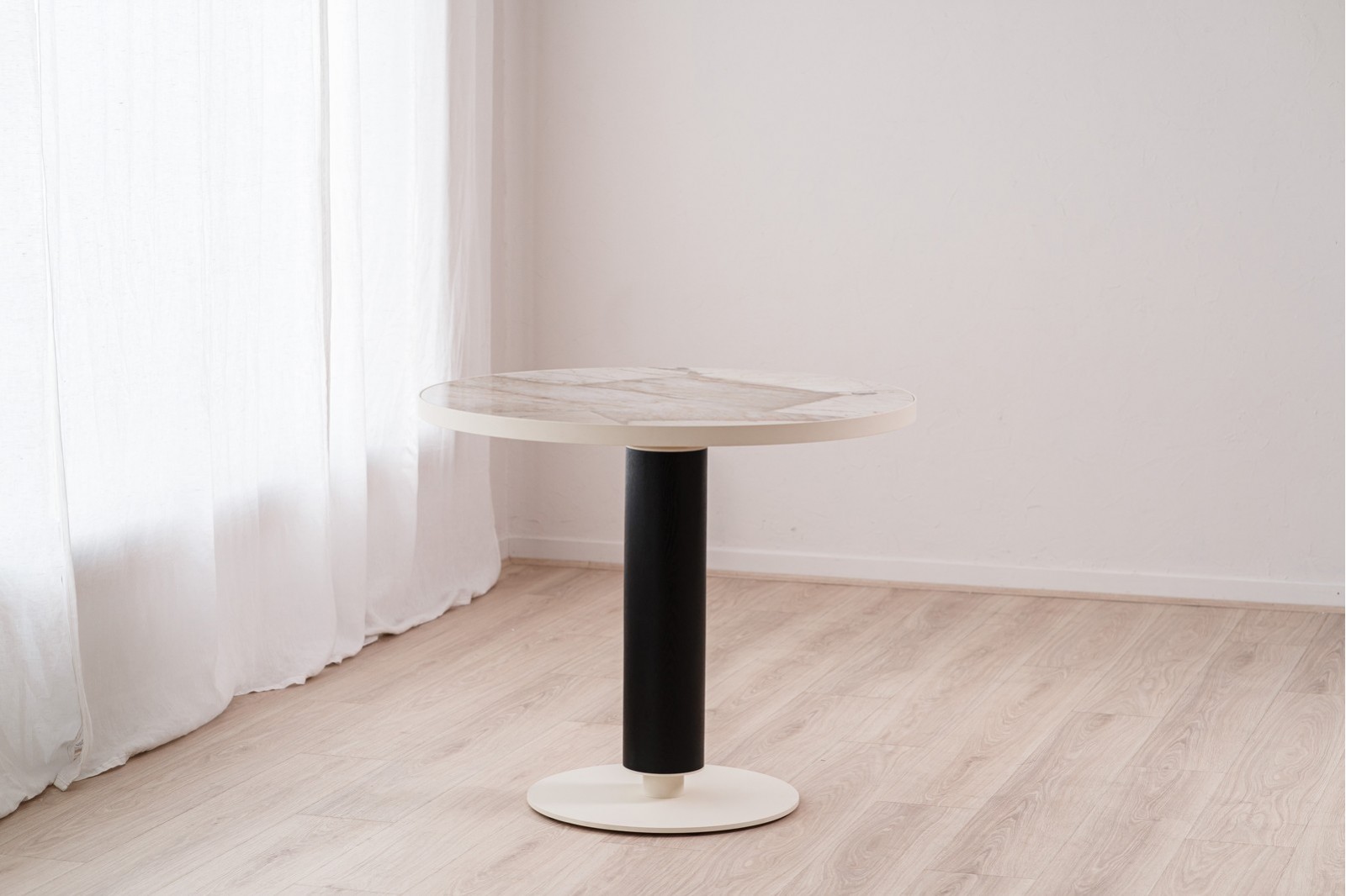 DINING - COFFEE TABLE. ROUND. CERAMIC & BLACK ASH
