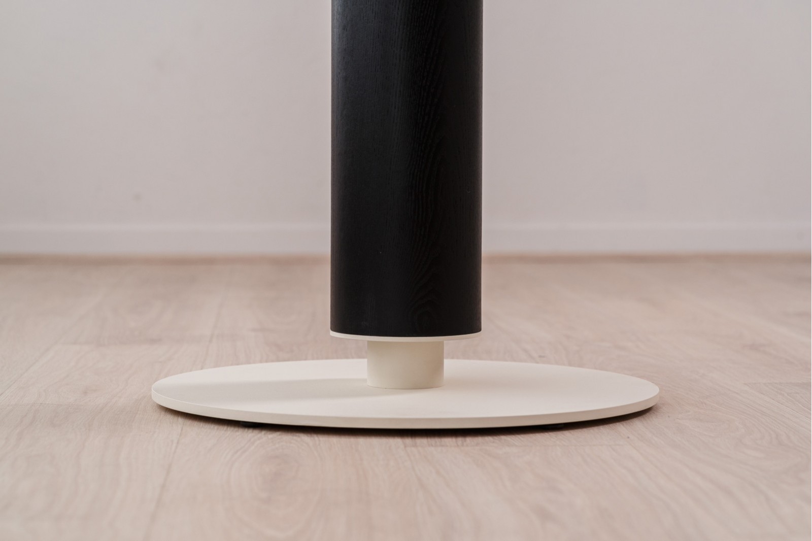 DINING - COFFEE TABLE. ROUND. CERAMIC & BLACK ASH