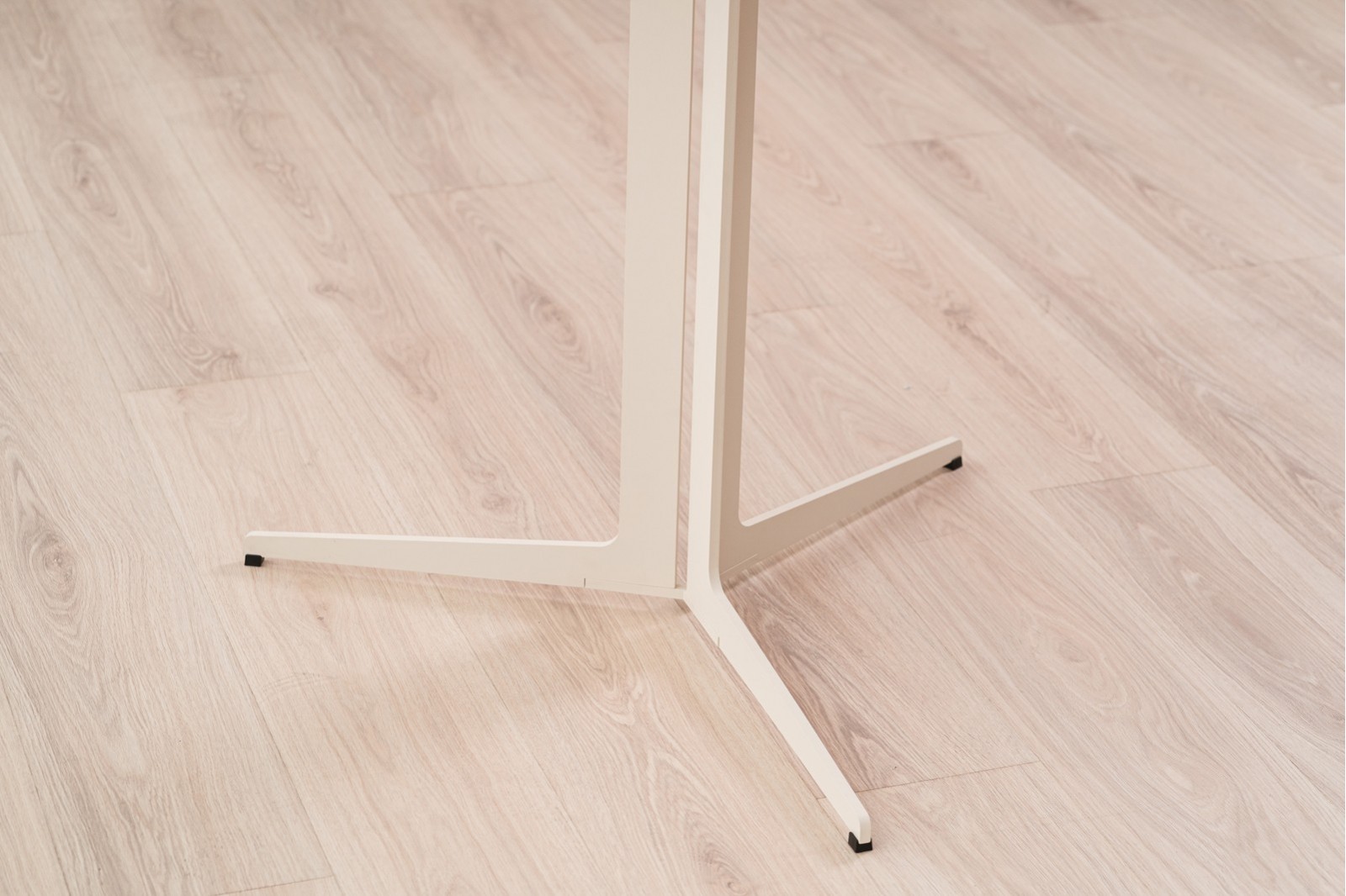 TABLE A MANGER-CAFE. RONDE CERAMIQUE ET METAL. S1