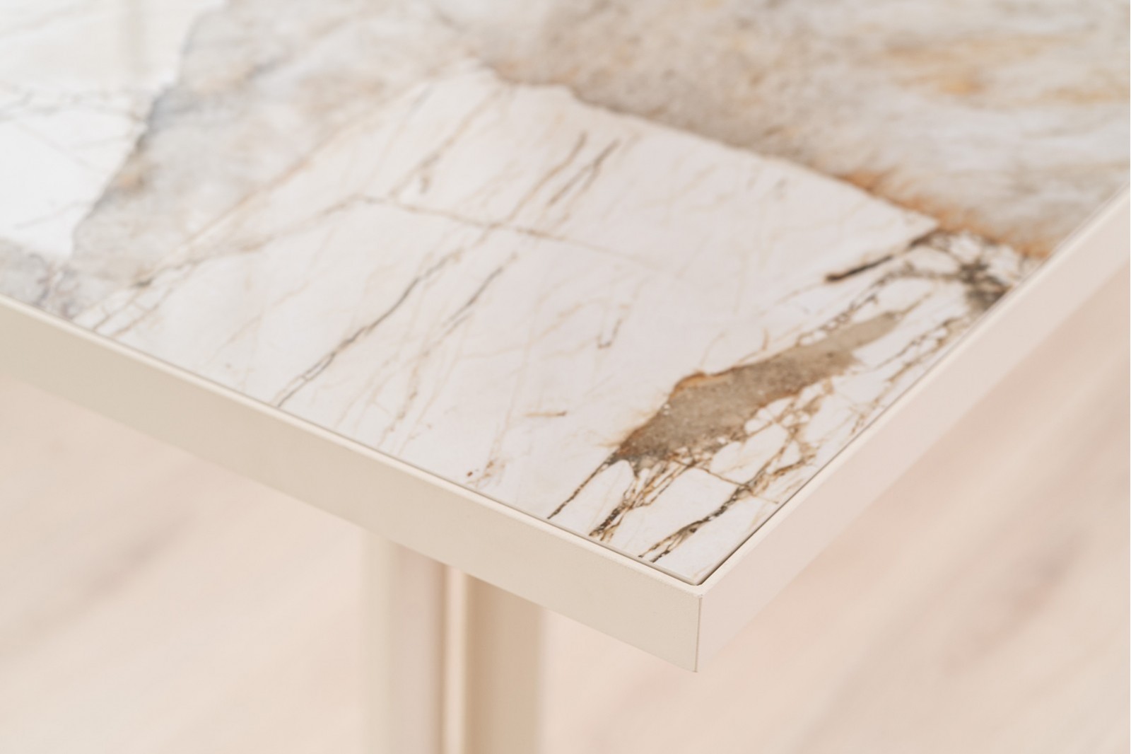 DINING -COFFEE TABLE. SQUARE. CERAMIC & METAL. S1