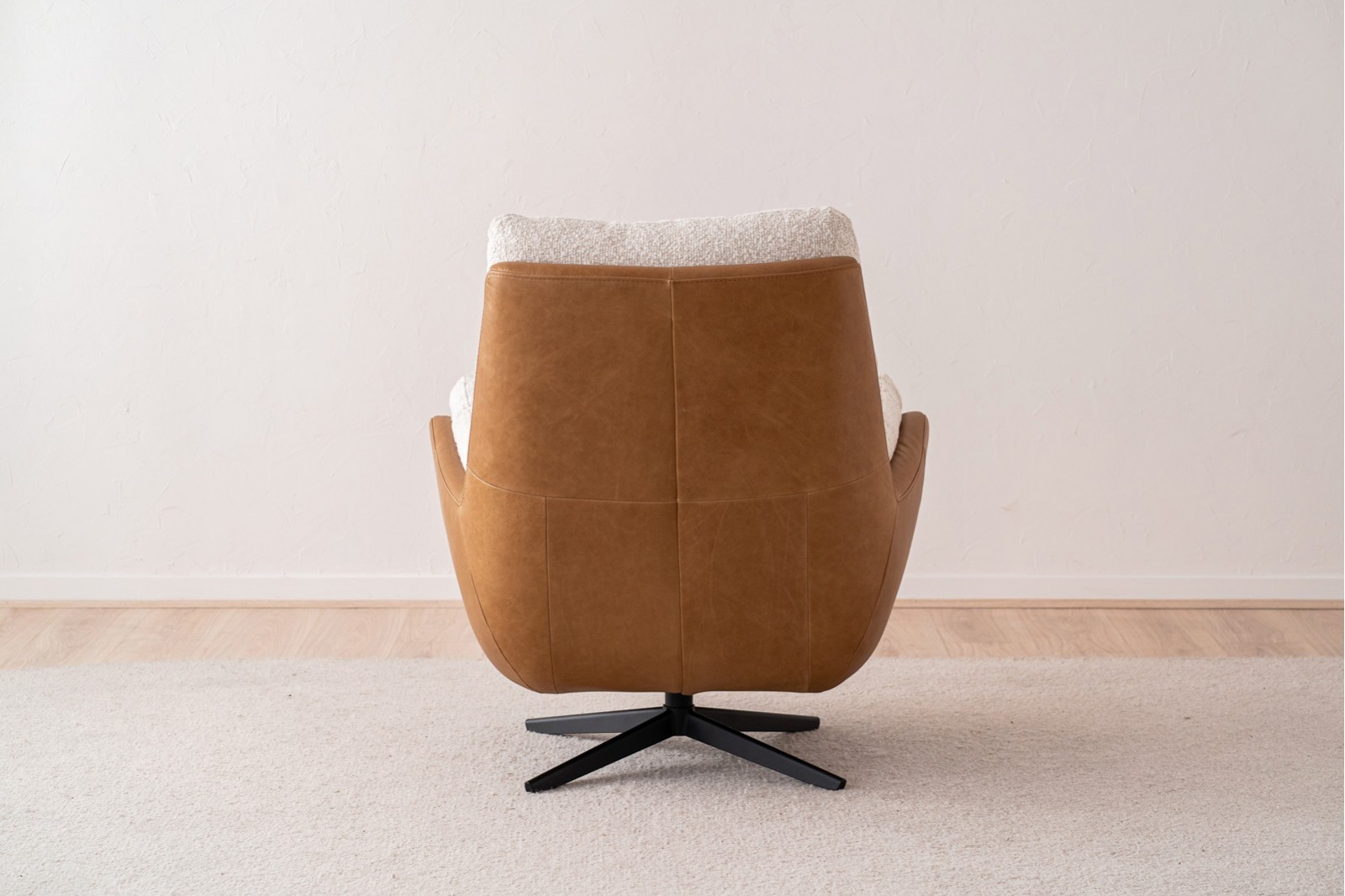 FAUTEUIL PIVOTANT. CUIR & TISSU BOUCLETTE