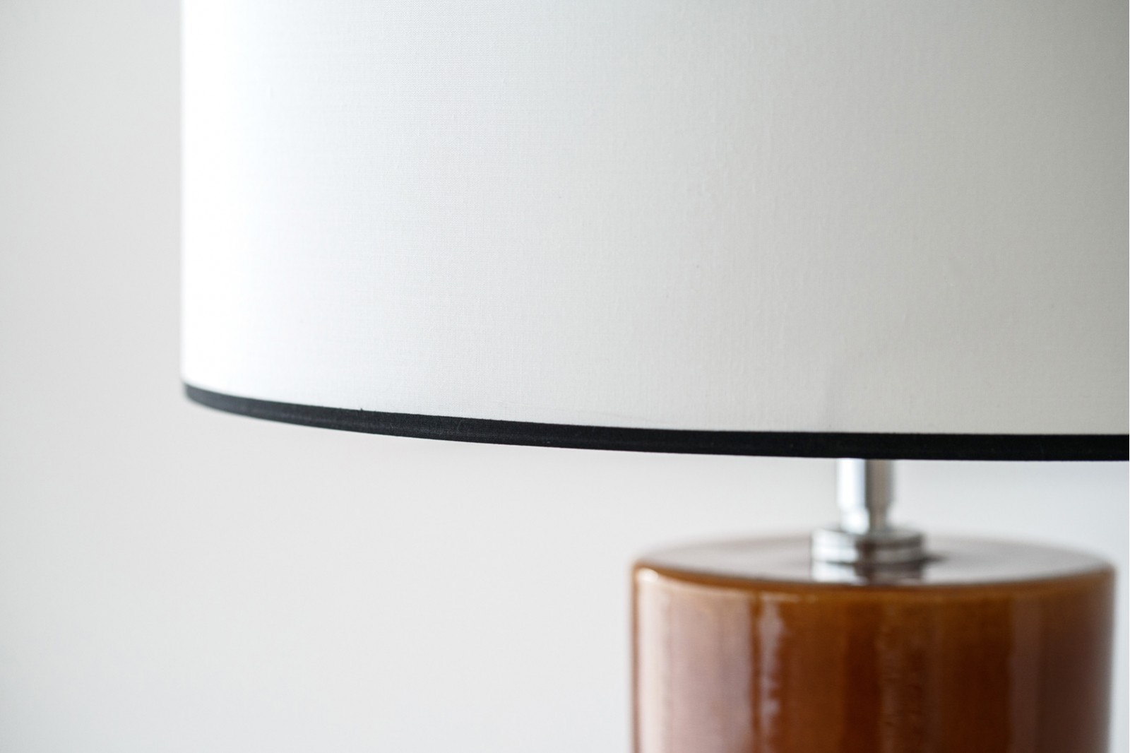 LAMPE NELA. CERAMIQUE. JAUNE DORE