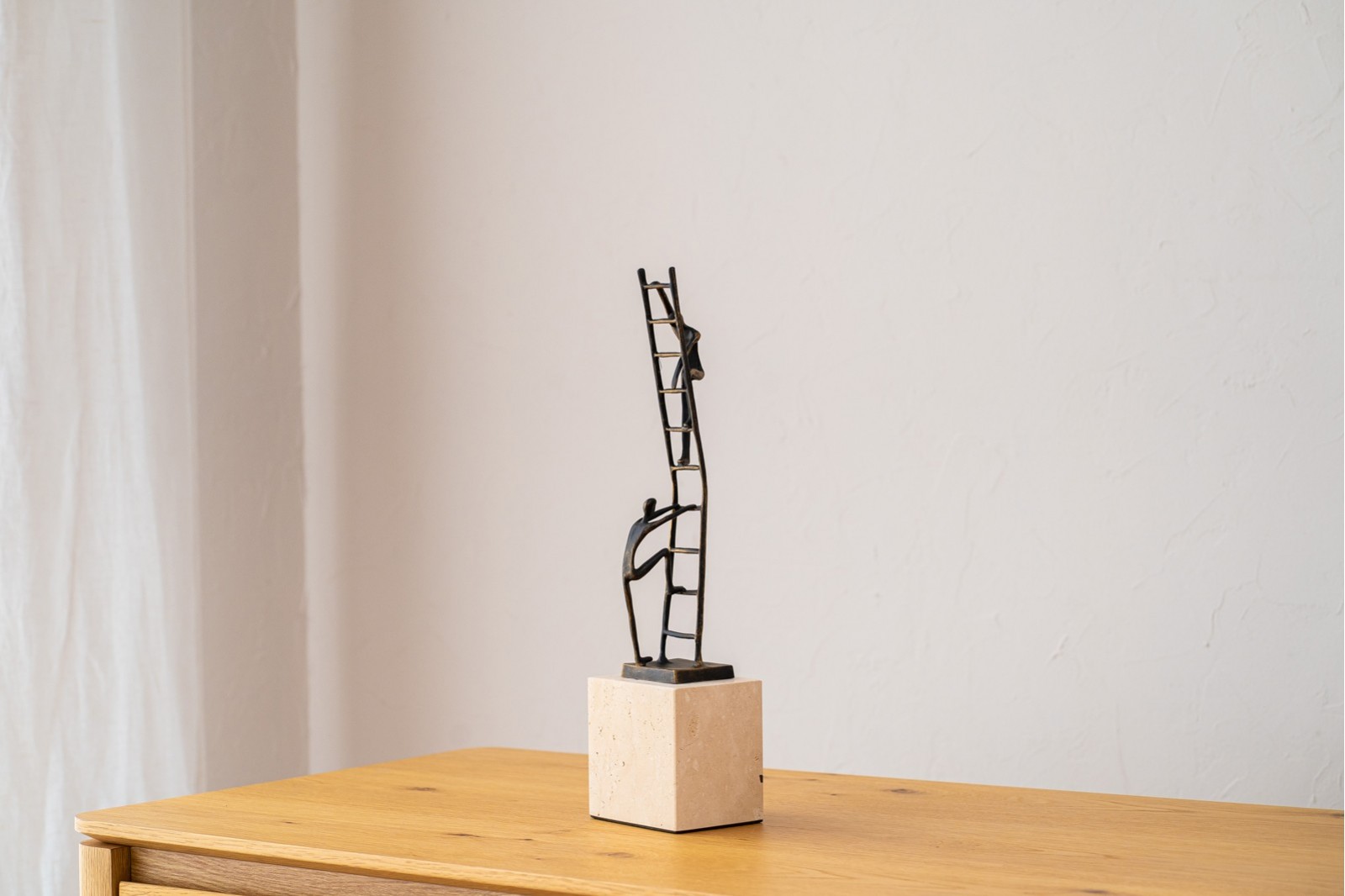 ESCULTURA UP & DOWN N2. METAL Y MARMOL