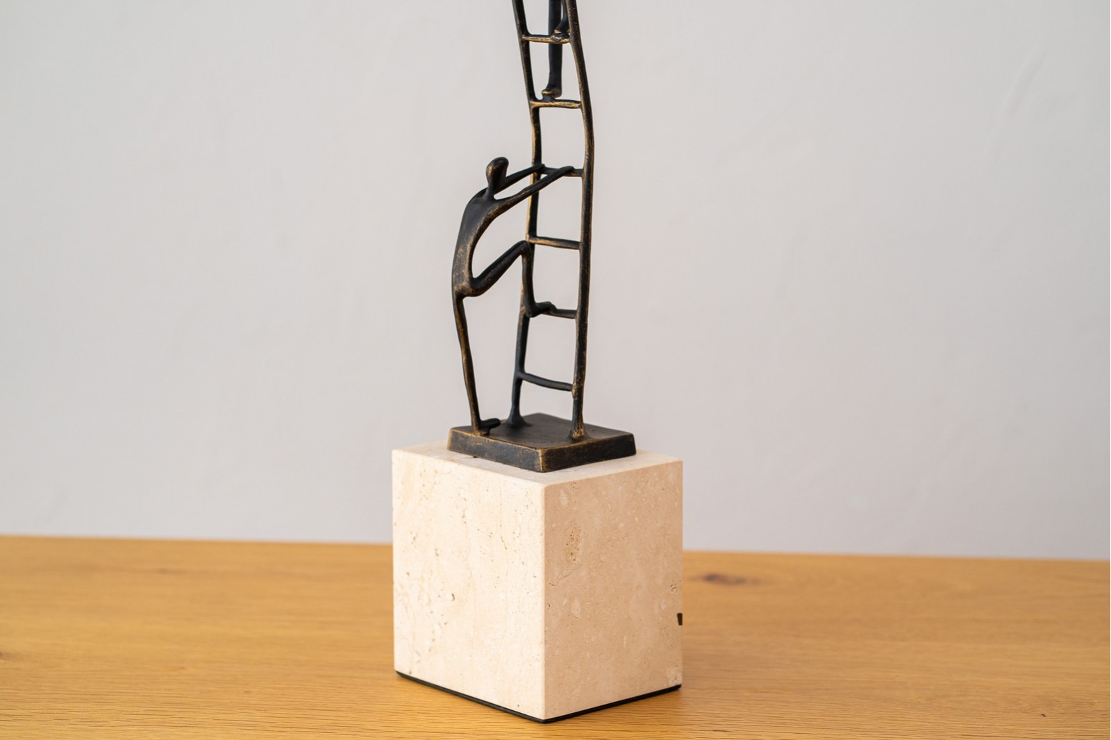 ESCULTURA UP & DOWN N2. METAL Y MARMOL