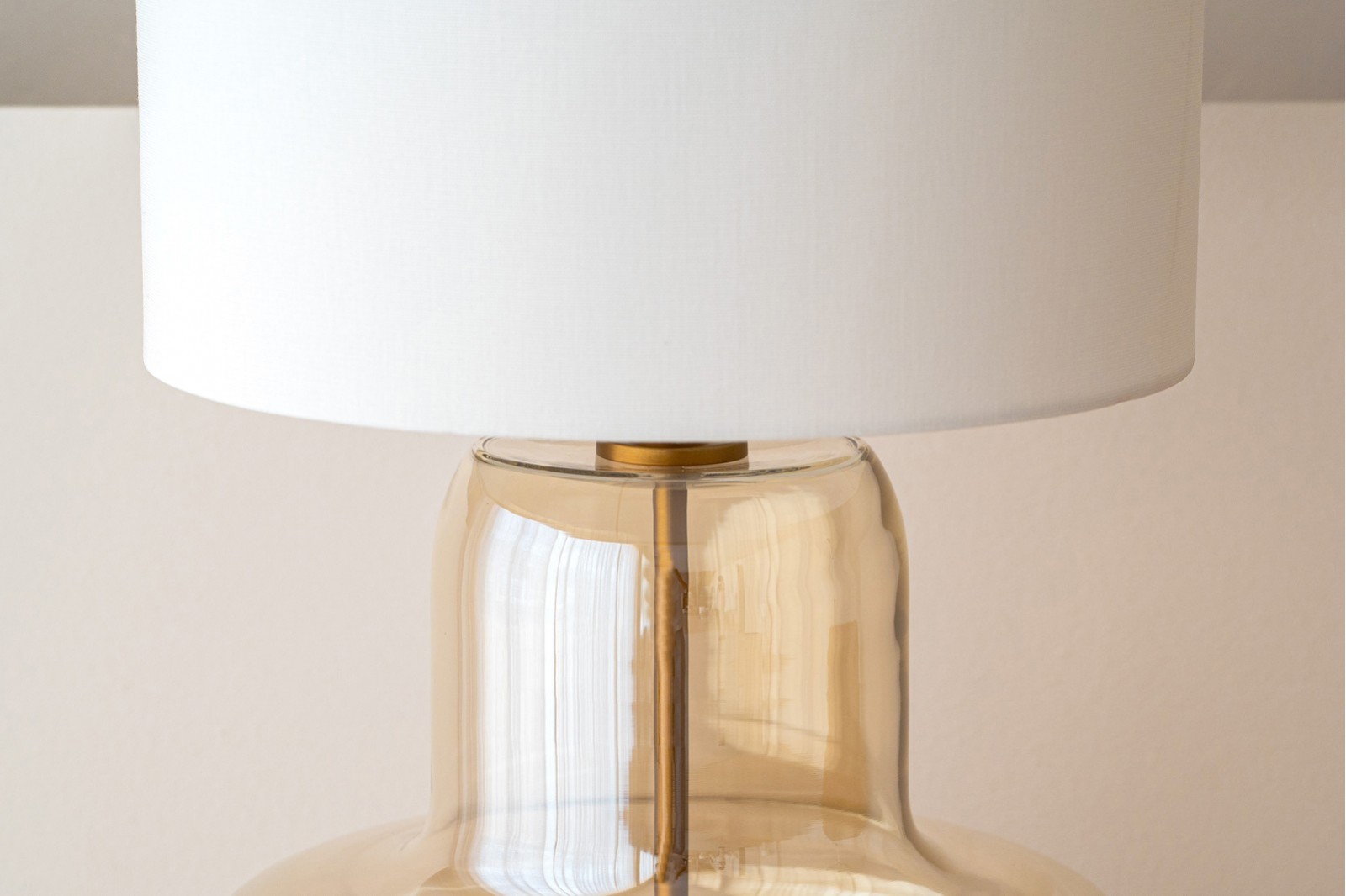 LAMPE BREO. VERRE AMBRE AVEC ABAT-JOUR