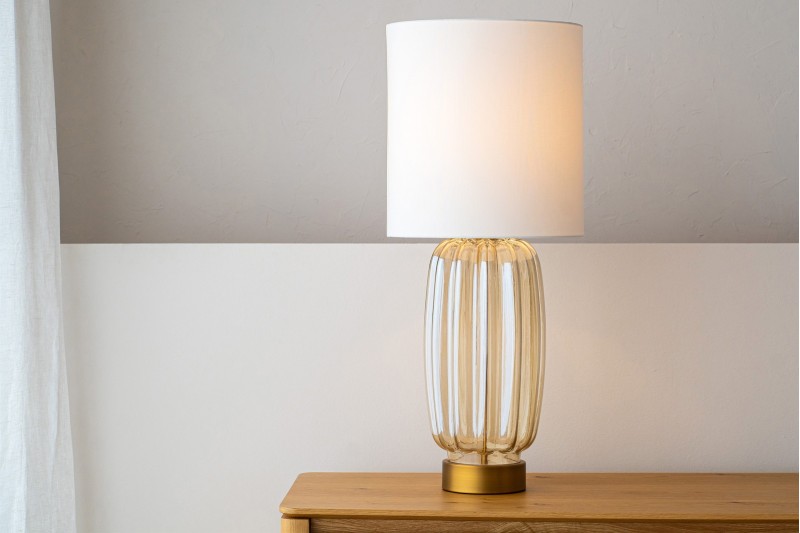 LAMPE IREA. VERRE AMBRE AVEC ABAT-JOUR