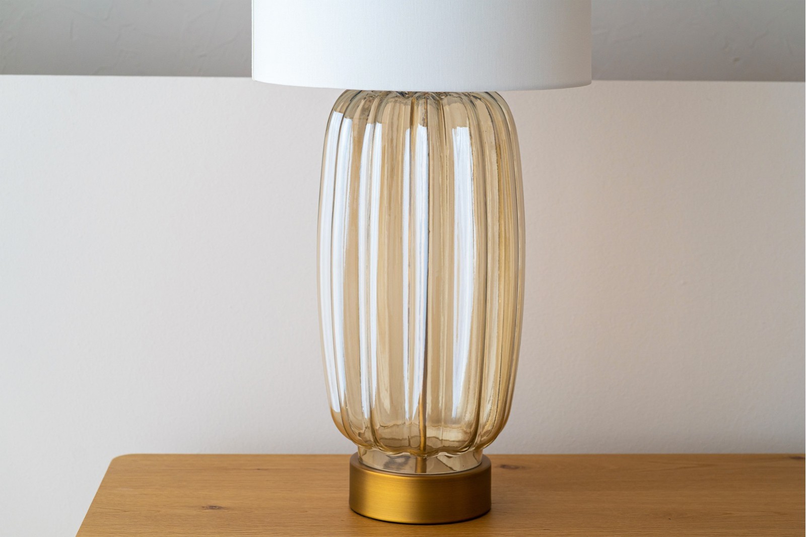 LAMPE IREA. VERRE AMBRE AVEC ABAT-JOUR