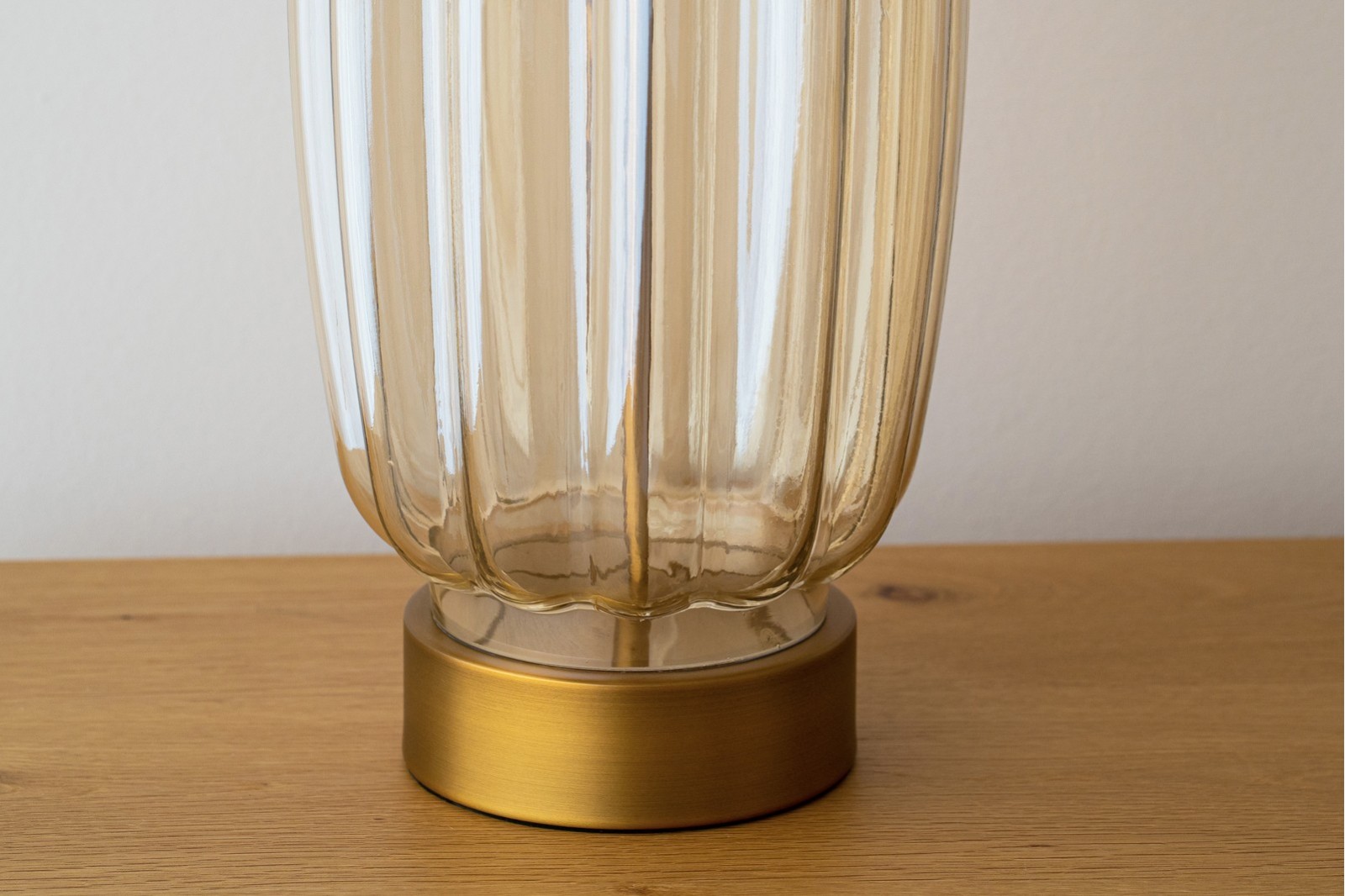 LAMPE IREA. VERRE AMBRE AVEC ABAT-JOUR