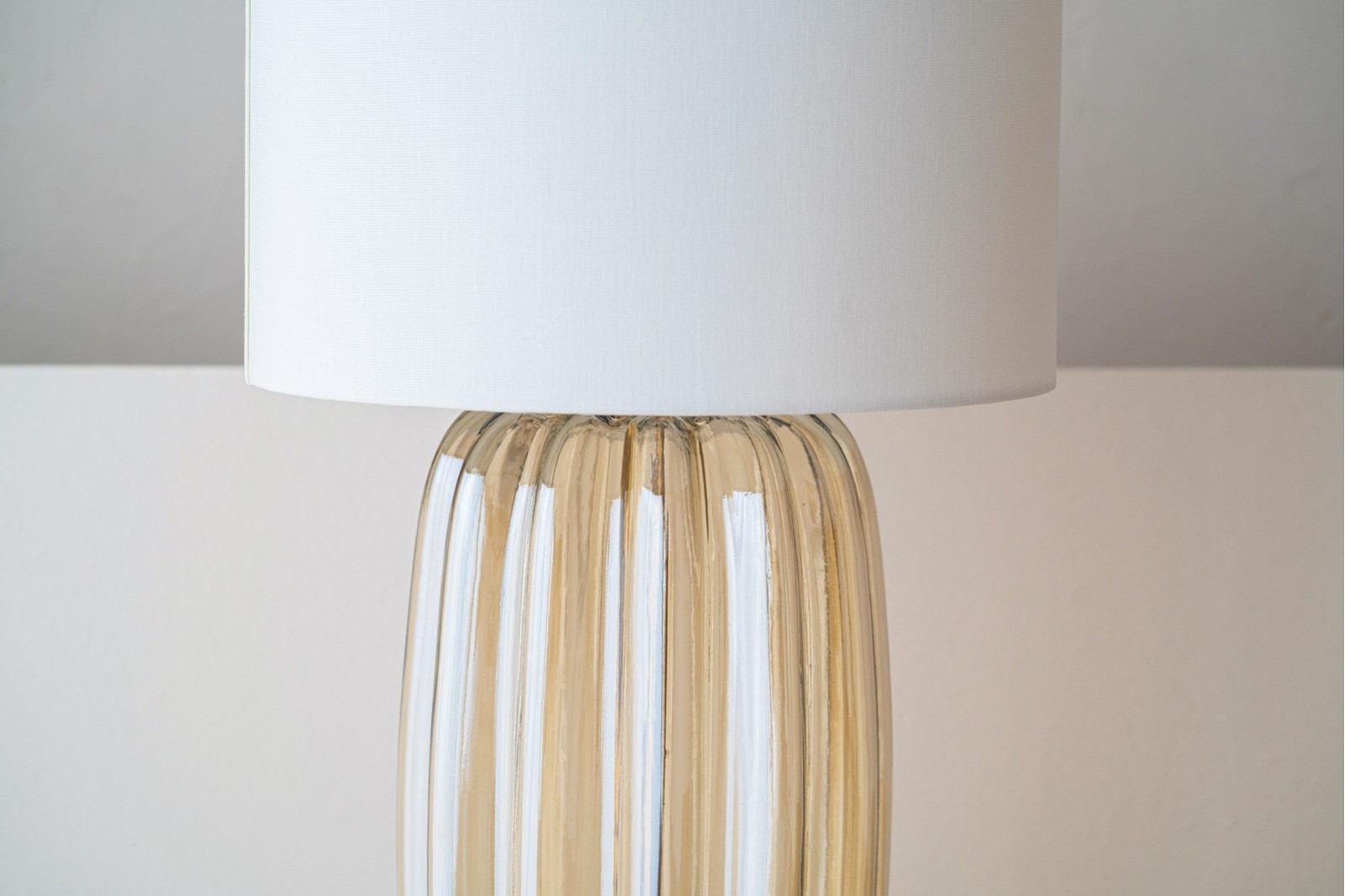 LAMPE IREA. VERRE AMBRE AVEC ABAT-JOUR