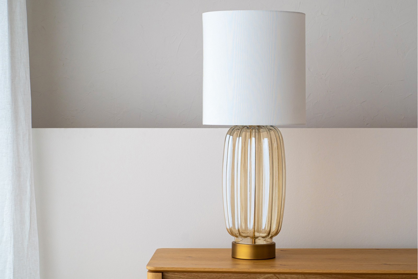 LAMPE IREA. VERRE AMBRE AVEC ABAT-JOUR