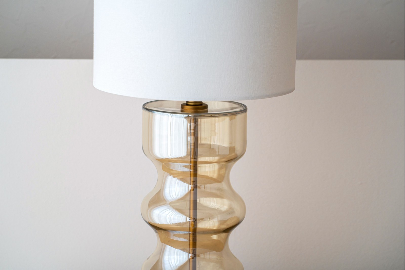 LAMPE CILLA N1. VERRE AMBRE AVEC ABAT-JOUR
