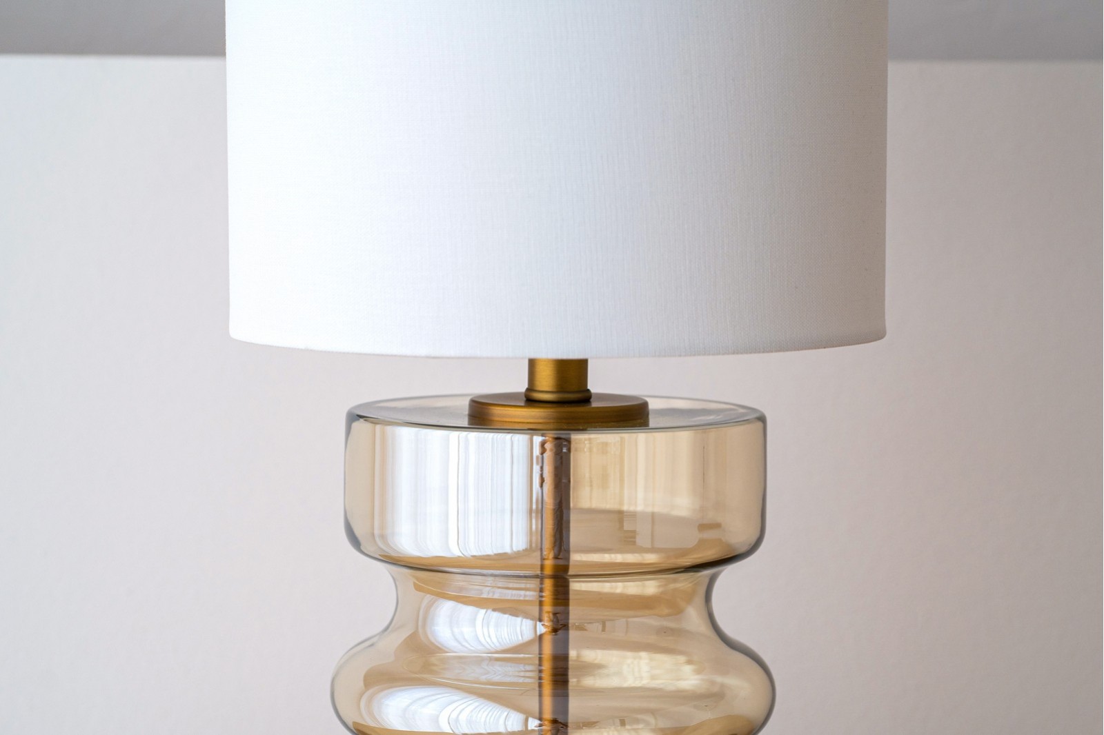 LAMPE CILLA N2. VERRE AMBRE AVEC ABAT-JOUR