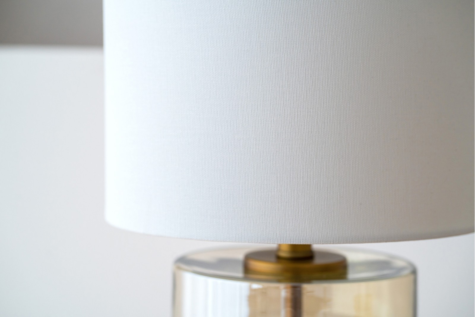 LAMPE CILLA N2. VERRE AMBRE AVEC ABAT-JOUR