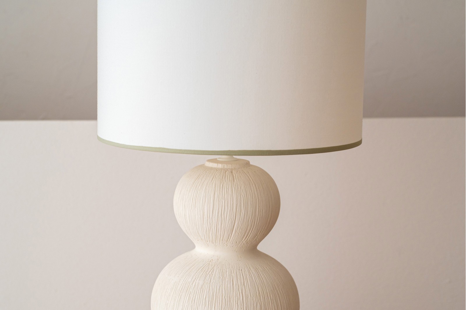 SERA CERAMIC LAMP. WHITE TEXTURE. LARGE