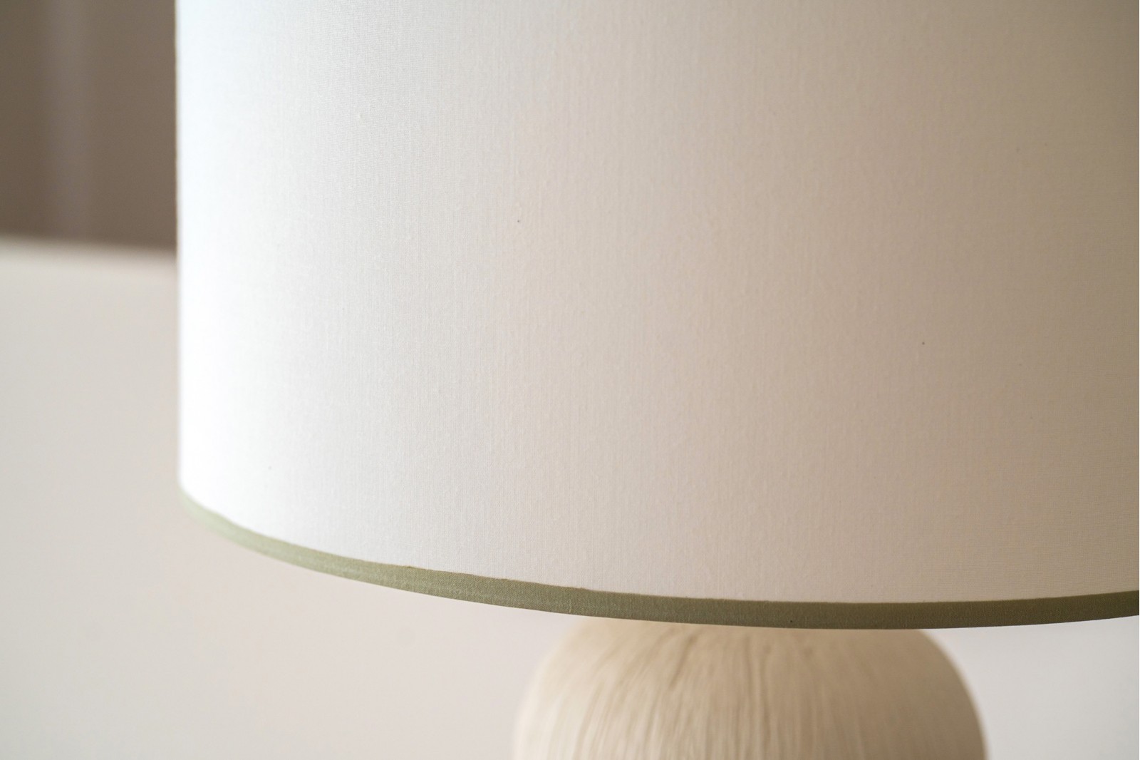 SERA CERAMIC LAMP. WHITE TEXTURE. LARGE