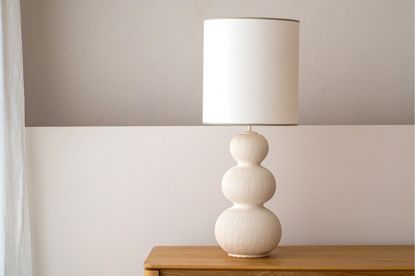 SERA CERAMIC LAMP. WHITE TEXTURE. LARGE