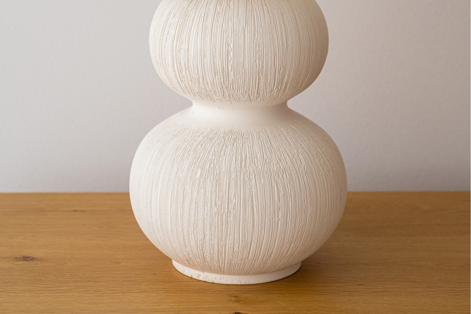 SERA CERAMIC LAMP. WHITE TEXTURE. SMALL