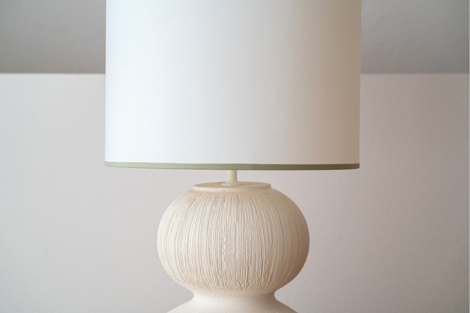 SERA CERAMIC LAMP. WHITE TEXTURE. SMALL
