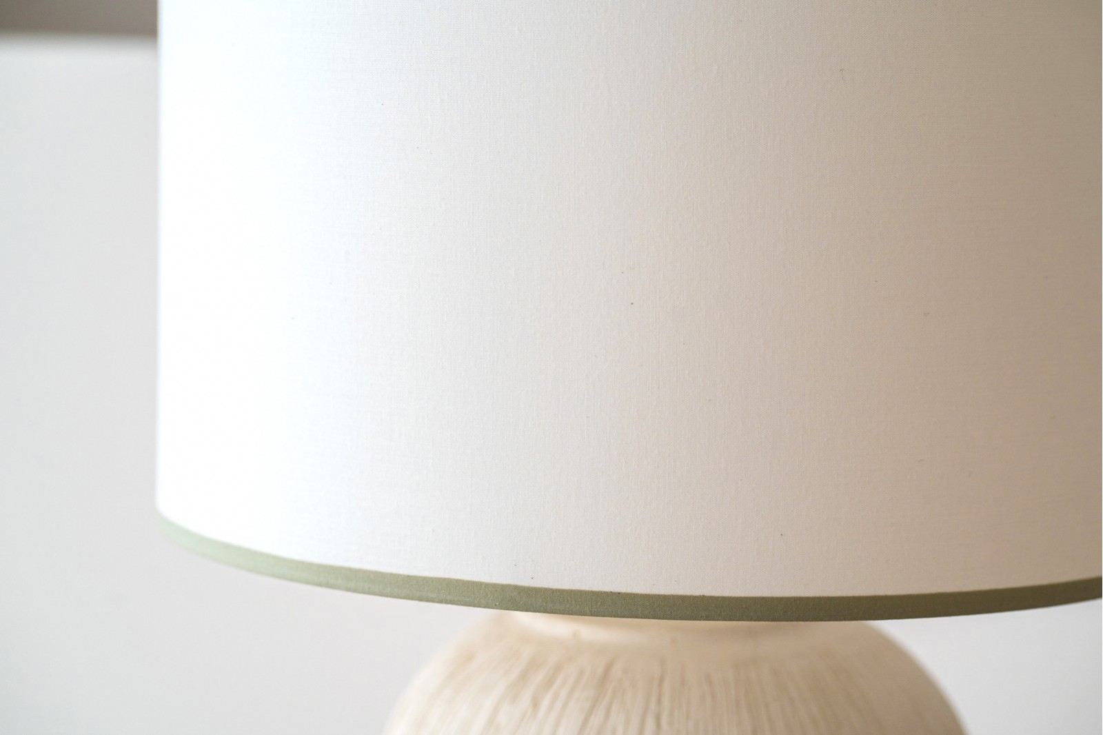 SERA CERAMIC LAMP. WHITE TEXTURE. SMALL