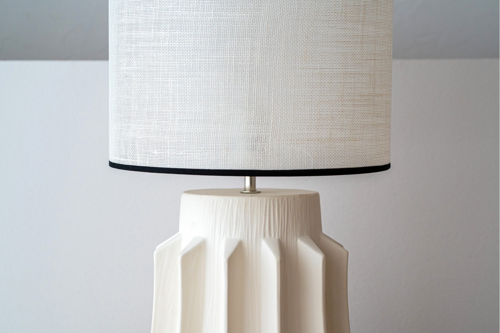 LAMPARA GRECIA.BAJA.CERAMICA. BLANCO