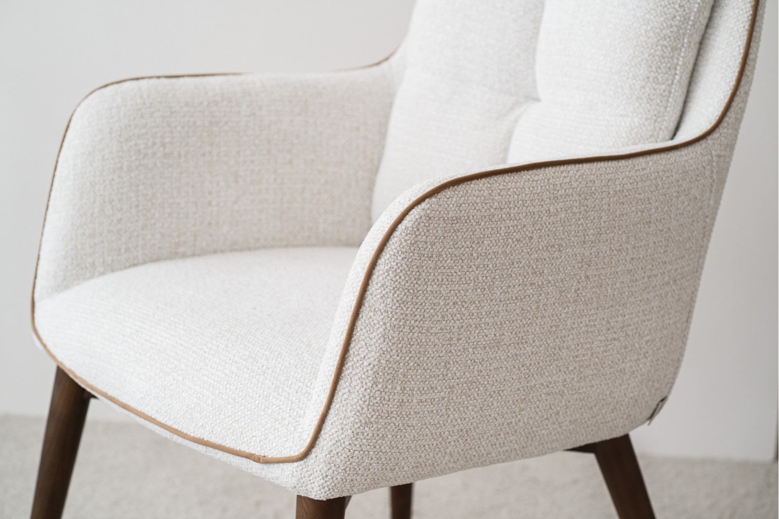 SET DE 2 CHAISES OLIVER. IVOIRE. NOYER
