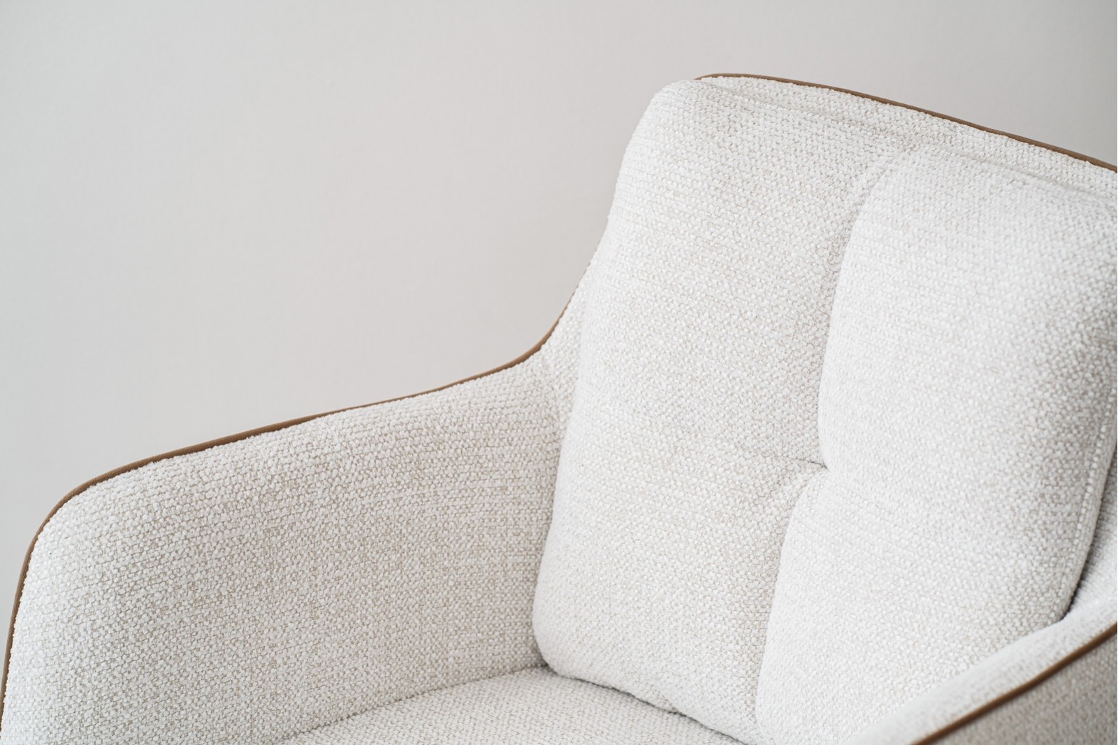 SET DE 2 CHAISES OLIVER. IVOIRE. NOYER
