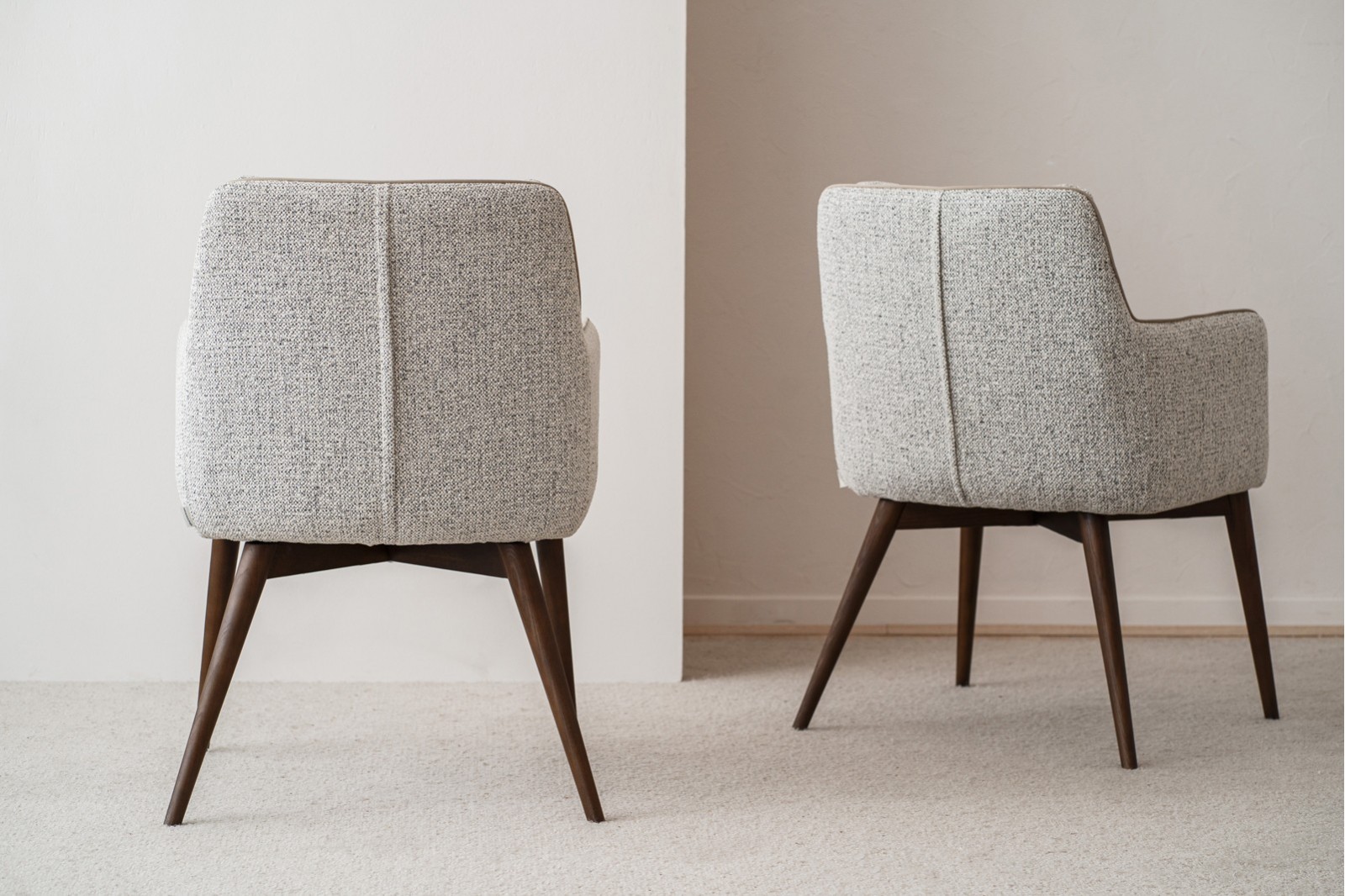 SET DE 2 CHAISES OLIVER. GRIS. NOYER