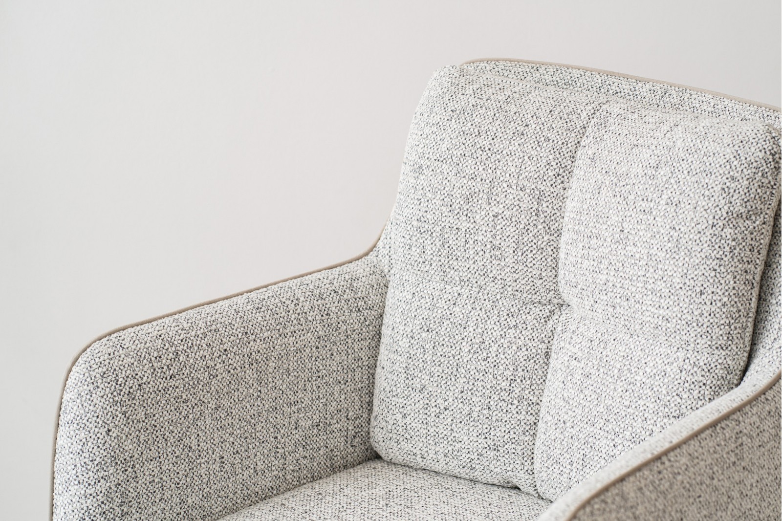 SET DE 2 CHAISES OLIVER. GRIS. NOYER
